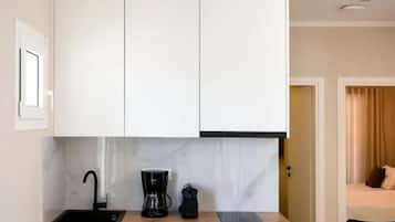Deluxe Apartment | Private kitchen | Fridge, stovetop, cookware/dishes/utensils