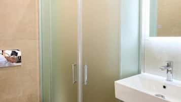 Deluxe Apartment | Bathroom | Shower, hair dryer, towels, soap