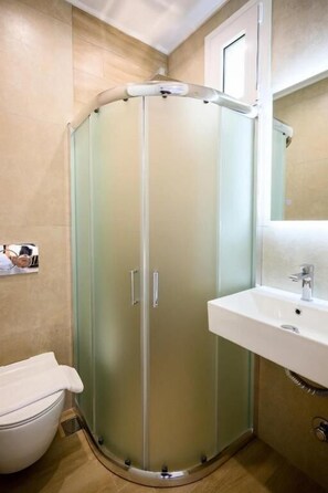 Deluxe Apartment | Bathroom | Shower, hair dryer, towels, soap - ML Houses Lefkada (Tsoukalades)