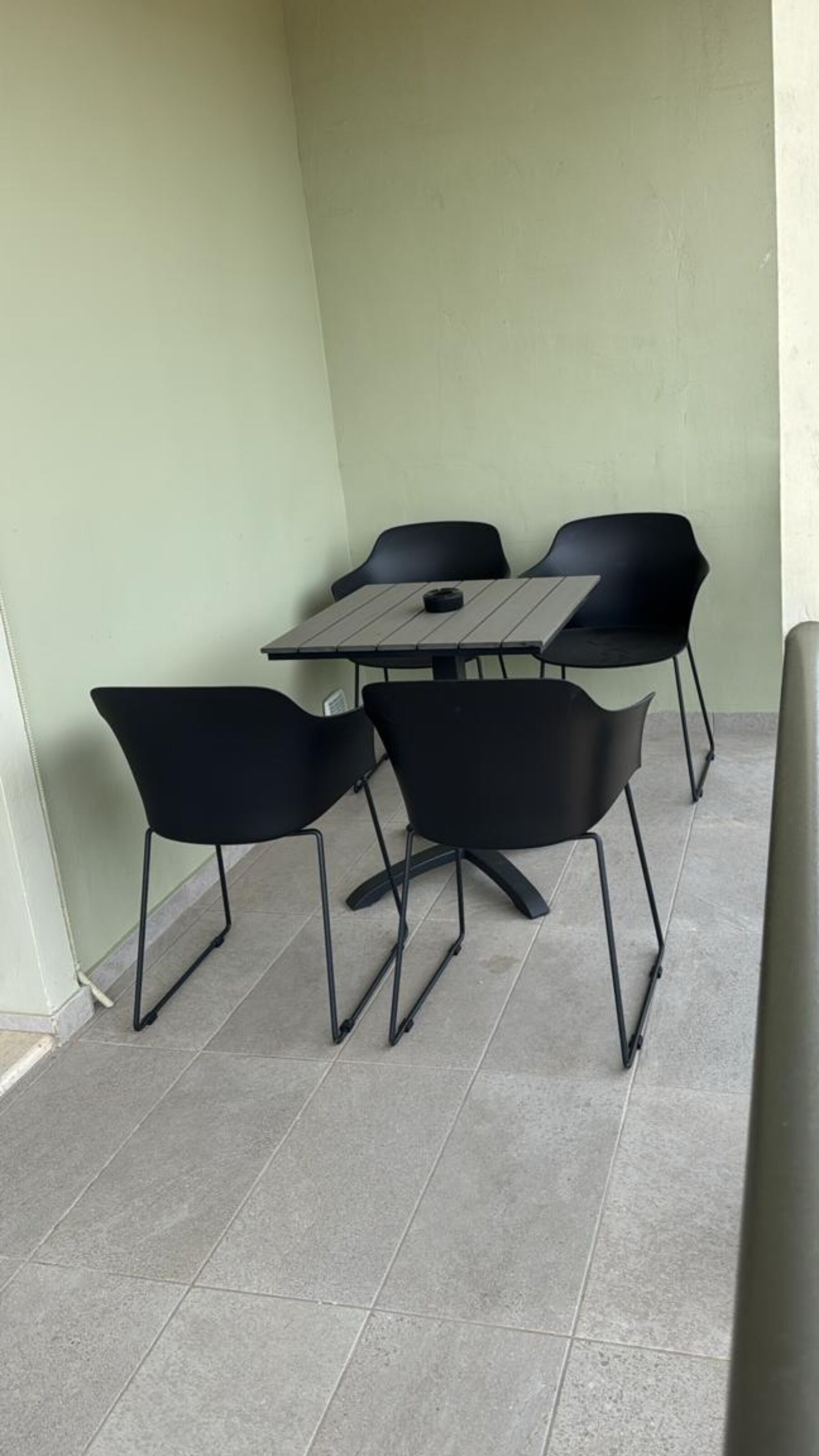 Un pequeño comedor con una mesa y cuatro sillas.