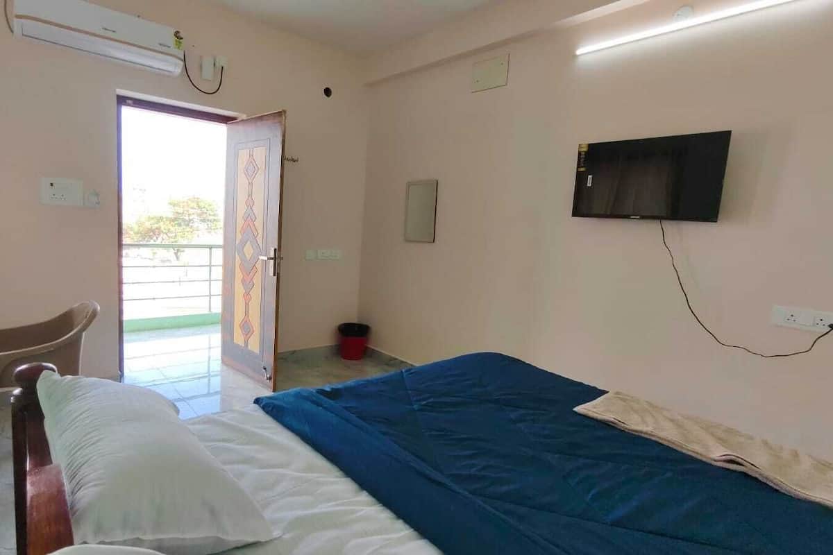 Deluxe Double Room, Sea View | Desk, laptop workspace, free WiFi, bed sheets