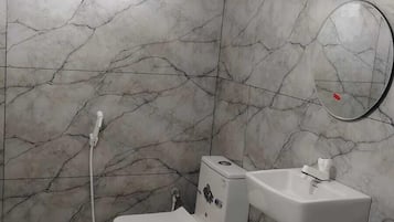 Deluxe Double Room, Balcony | Bathroom | Shower, free toiletries, towels, soap