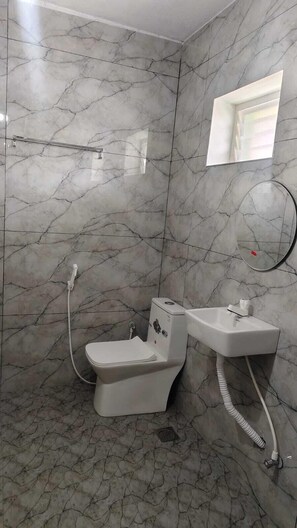 Ducha, artículos de tocador gratuitos, toallas, jabón