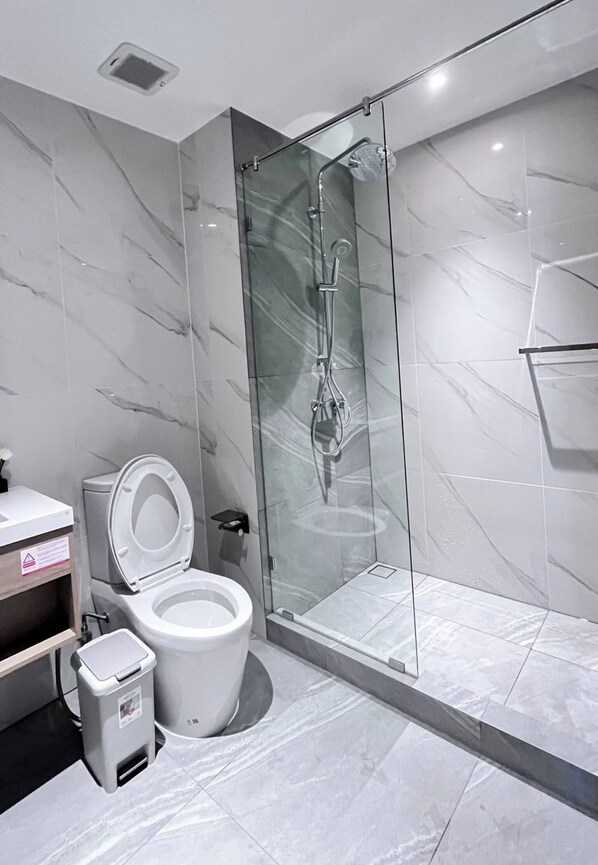 Room, 1 Bedroom, Accessible, Patio | Bathroom