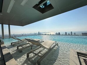 Outdoor pool - Room-luxury Room Pattaya With Scenic Roo (Pattaya)