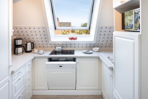 Fridge, microwave, stovetop, dishwasher - Welcome to Apartment Sød (List auf Sylt)