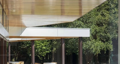 Villa dâarchitecte · 5 suites · Piscine chauffĂ©e · Padel · Lac