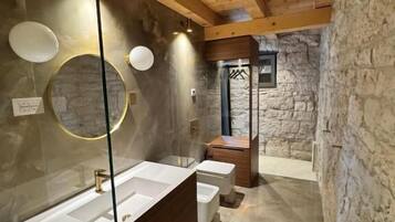 Doppelzimmer, 1 King-Bett, Terrasse, Gartenblick | Badezimmer | Dusche, kostenlose Toilettenartikel, Haartrockner, Hausschuhe