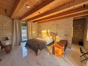 Suite Junior, 1 très grand lit, terrasse, vue sur le jardin | Coffre-fort, rideaux d’obscurcissement, système d’insonorisation