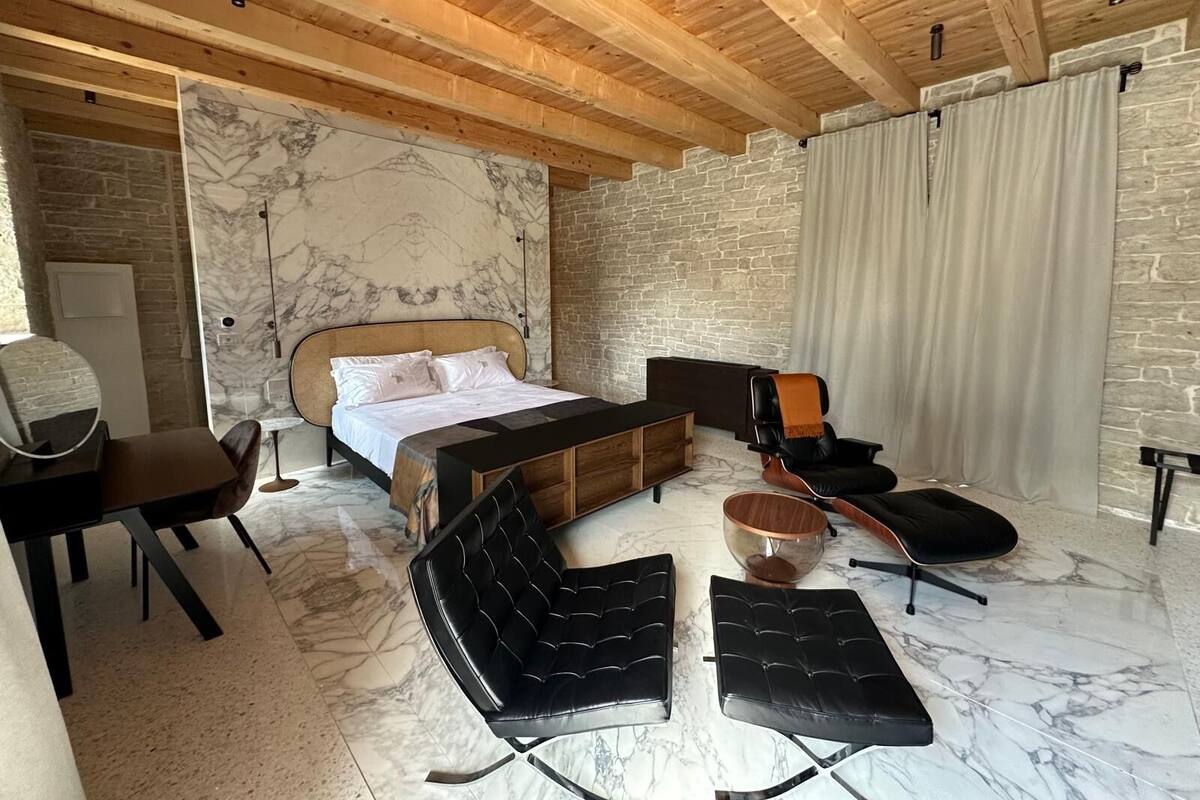 Suite, Garden View | In-room safe, desk, blackout drapes, soundproofing