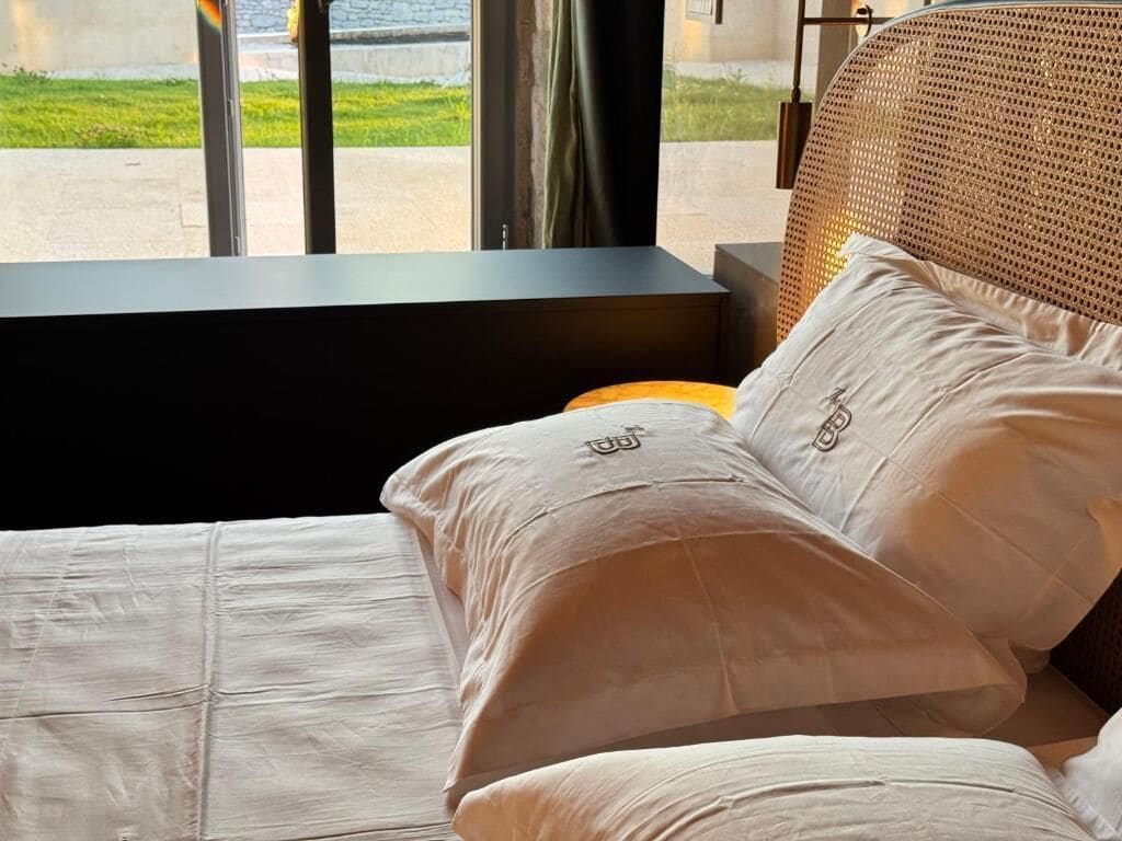 Tweepersoonskamer, 1 kingsize bed, terras, uitzicht op tuin | Een kluis op de kamer, verduisterende gordijnen, geluiddichte muren
