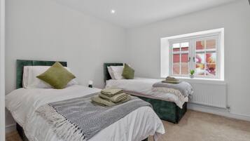 2 habitaciones, escritorio y tabla de planchar con plancha