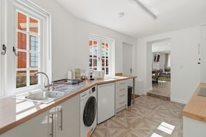 Køleskab, mikrobølgeovn, ovn, kogeplade