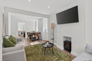 Smart TV, fireplace, table tennis, books - Sleeps 7, 5 beds + sofa bed, parking, pool table, Full kitchen, Games, King beds (Chard)