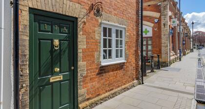 Sleeps 7, 5 beds + sofa bed, parking, pool table, Full kitchen, Games, King beds