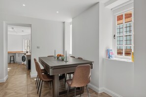 Dining - Sleeps 7, 5 beds + sofa bed, parking, pool table, Full kitchen, Games, King beds (Chard)