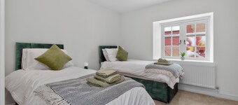 Sleeps 7, 5 beds + sofa bed, parking, pool table, Full kitchen, Games, King beds