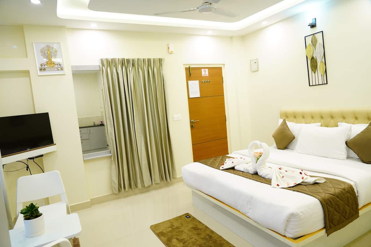 Deluxe Double Room, Sea View | Iron/ironing board, free WiFi