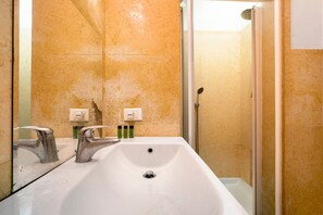 Shower, towels - Cà Leon, Charming Loft in the Heart of the City (Venezia)