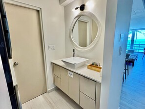 Haartrockner, Handtücher, Seife, Toilettenpapier