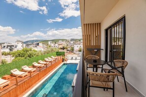 Deluxe-Dreibettzimmer | Terrasse/Patio