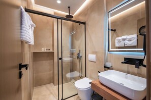 Superior Triple Room | Bathroom - Aura Mare Hotel (Ksamil)