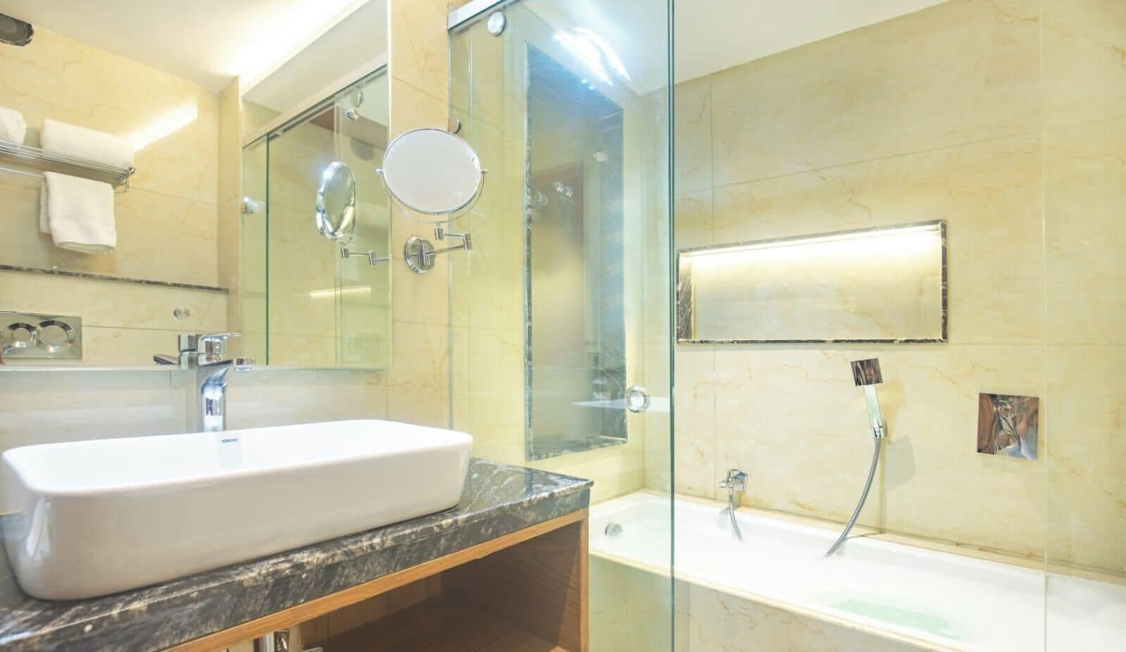 Super Deluxe Room | Bathroom | Shower, free toiletries, towels, soap