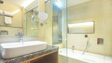 Super Deluxe Room | Bathroom | Shower, free toiletries, towels, soap