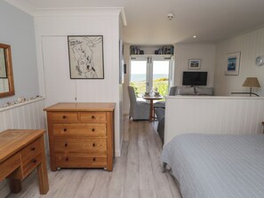 1 bedroom, individually decorated, individually furnished, free WiFi - The Bolthole (Newport)