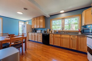 Fridge, microwave, oven, stovetop - Lakefront Radford retreat with private dock, deck dining, Samsung Smart TV, and cozy queen bedrooms. (Radford)