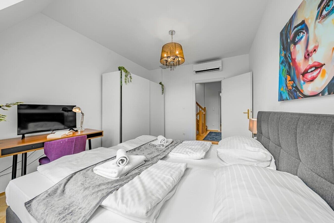 Escritorio, tabla de planchar con plancha, wifi y ropa de cama 