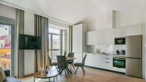 Un appartement moderne comprenant un salon, un coin repas et une cuisine.