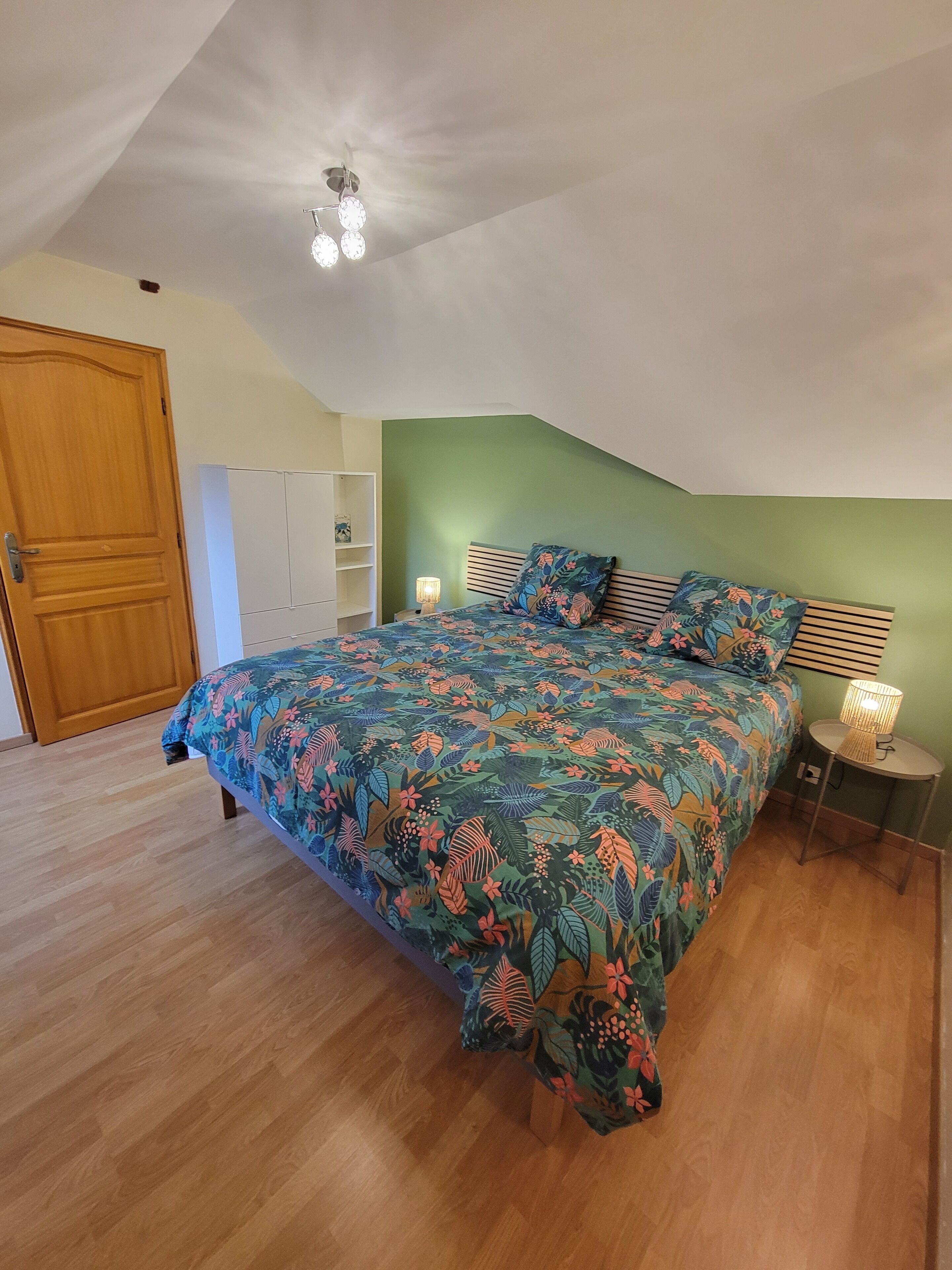 Iron/ironing board, WiFi, bed sheets