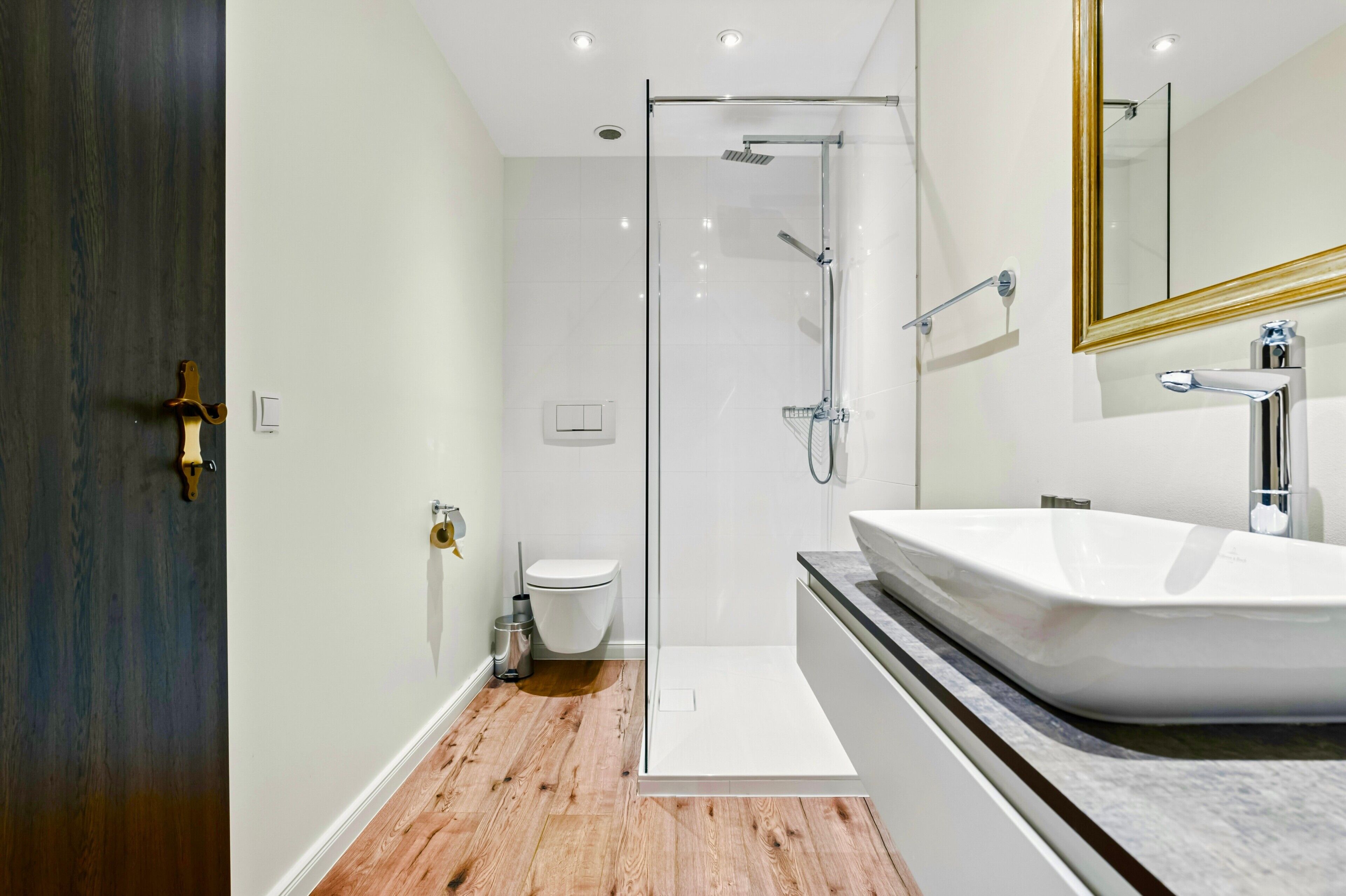 Douche, sèche-cheveux, serviettes fournies