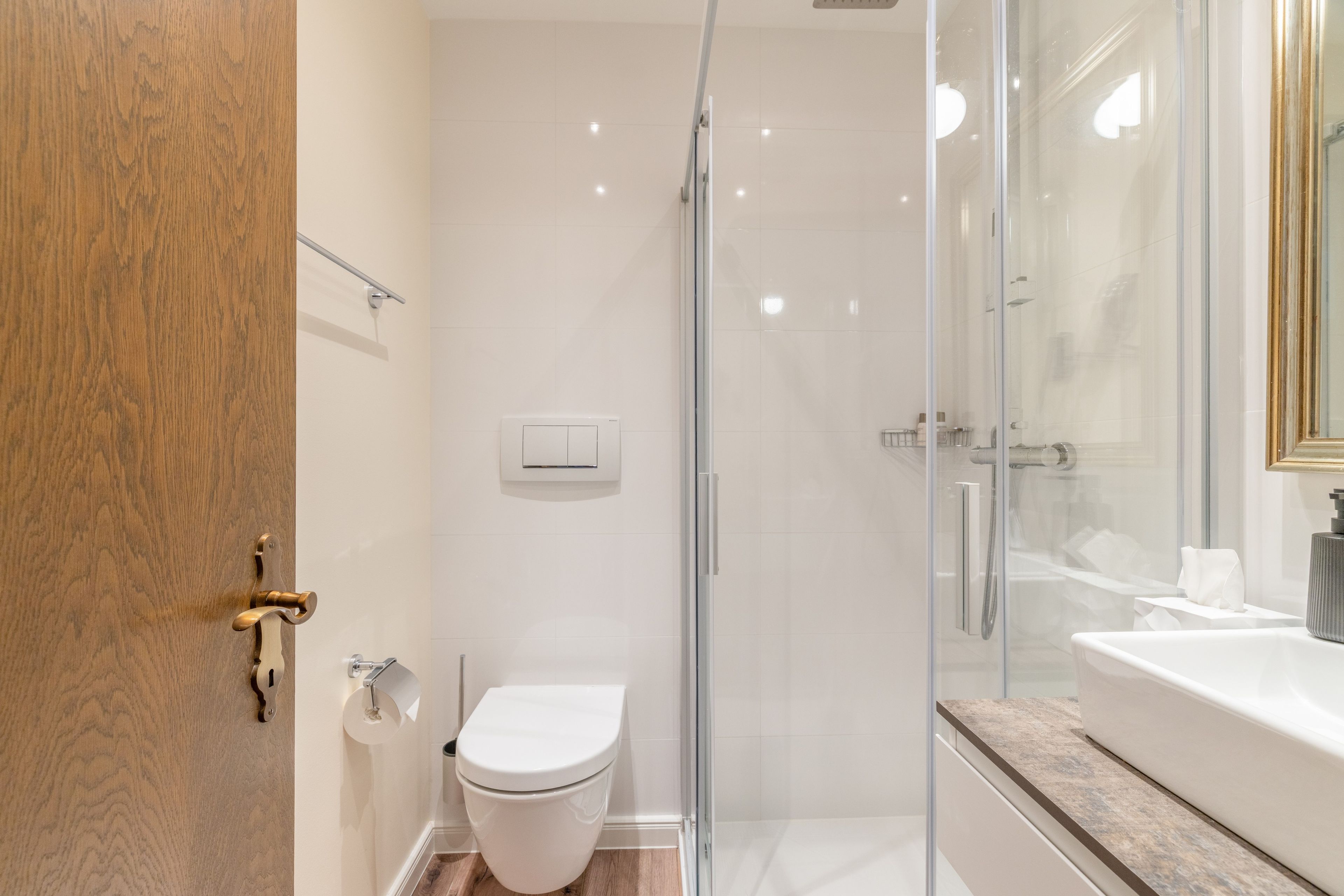 Ein modernes Badezimmer mit Duschkabine aus Glas, Toilette und Badewanne.