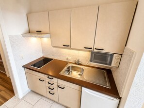 Réfrigérateur, four, plaque de cuisson, cafetière/bouilloire