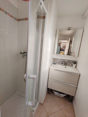 Hair dryer, towels, toilet paper - Vrbo Property (Le Pradet)