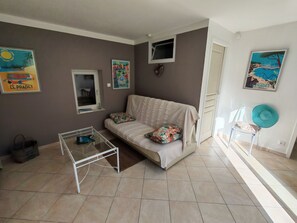 Living area - Vrbo Property (Le Pradet)