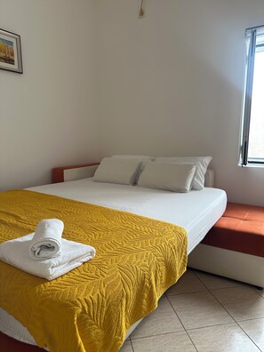 1 habitación, tabla de planchar con plancha, wifi gratis y ropa de cama 