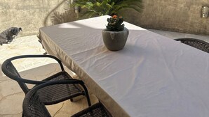 A dining area with a table, chairs, and a potted plant. - Studio Apartment Emi Kotor (Kotor)