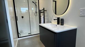 Douche, sèche-cheveux, serviettes fournies, savon