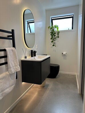 Dusche, Haartrockner, Handtücher, Seife