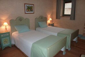 3 slaapkamers, een strijkplank/strijkijzer, internet, beddengoed