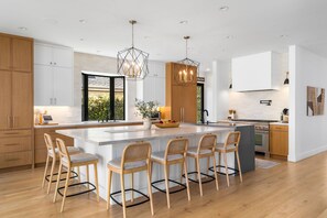 Fridge, microwave, oven, stovetop - Lux Manhattan Beach Home w/Pool Near SoFi & Beach (Manhattan Beach)