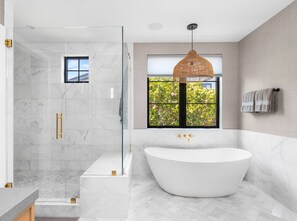 Shower, hair dryer, towels, shampoo - Lux Manhattan Beach Home w/Pool Near SoFi & Beach (Manhattan Beach)