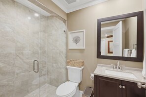 Shower, towels - BG Beach Club - 2 bedroom - 2 bath - Pool - Ground Level - No Stairs - Sleeps 6 (Boca Grande)