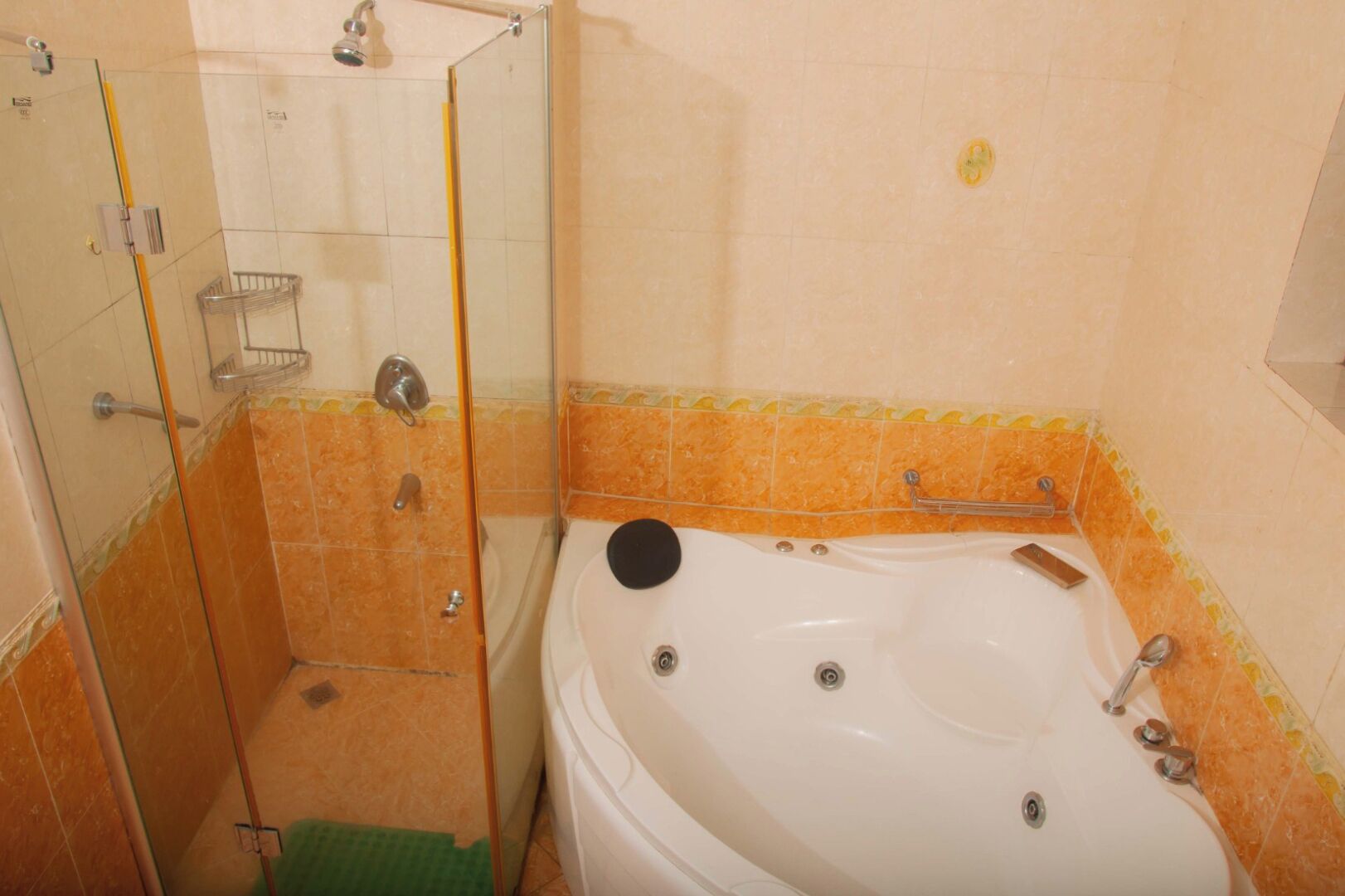 Apartamento luxo | Banheiro | Produtos de toalete grátis, toalhas de banho, sabonete, papel higiênico