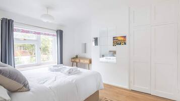 Desk, iron/ironing board, travel cot, WiFi