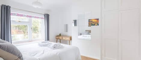 Schreibtisch, Bügeleisen/Bügelbrett, Reisekinderbett, WLAN