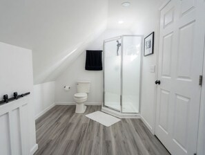 Regadera, toallas, jabón, papel de baño